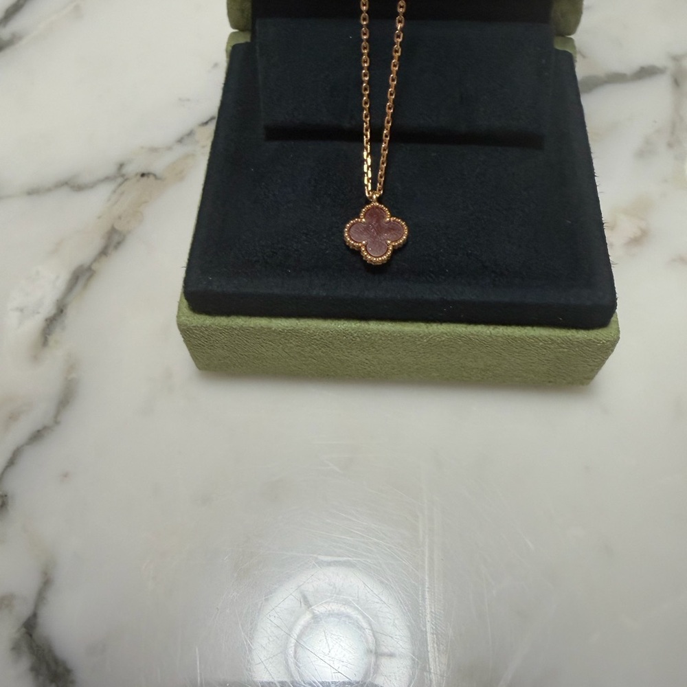 Van Cleef & Arpels Sweet Alhambra Necklace, 18K Rose Gold and Carnelian - Picture 7 of 13